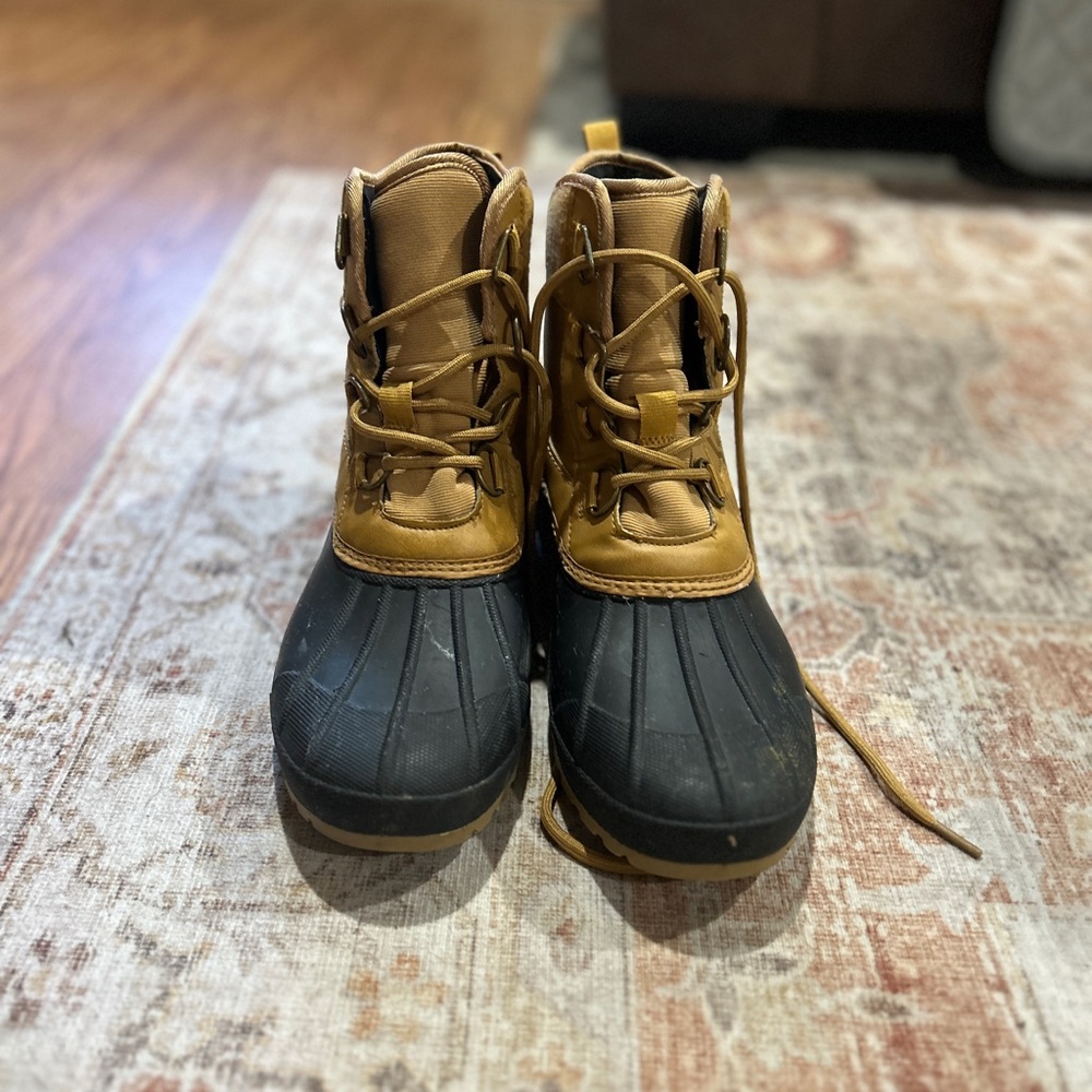 Universal Thread Women's Black and Tan Winter Boots